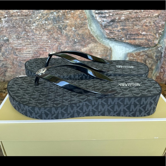 MICHAEL Michael Kors  Bedford Platform Flip flops - Picture 2 of 13